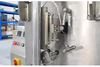 Детаљ машине за паковање са задњим заптивачем - ПЛД контрола температуре