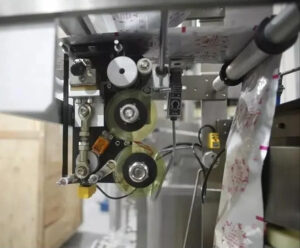 Детаљи о машини за паковање са задњим печатом - Штампач за кодирање траке